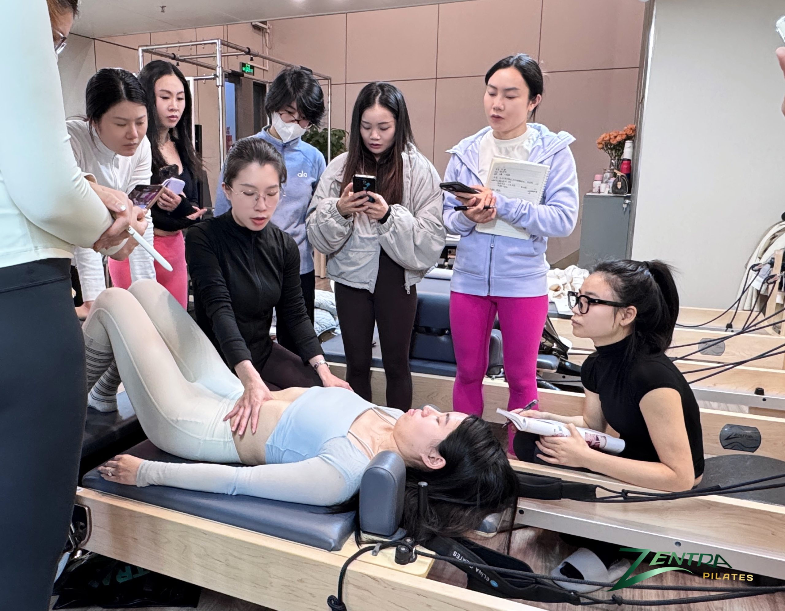 廖老师在 ZENTRA 孕产课程中指导学员